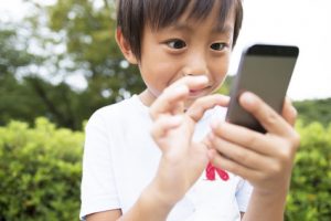 スマホを操作する子供