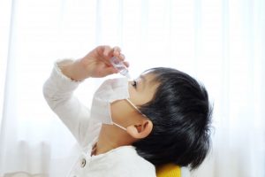 目薬を差す