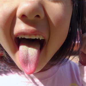 舌を出す女の子