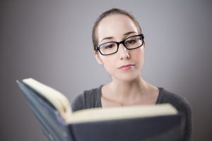 読書する女性