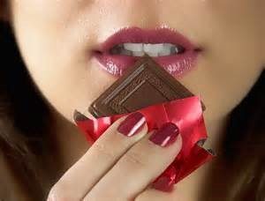 チョコレートを食べる
