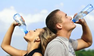 水を飲む